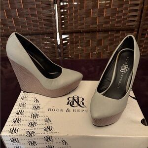 Rock & Republic Light Gray Wedges